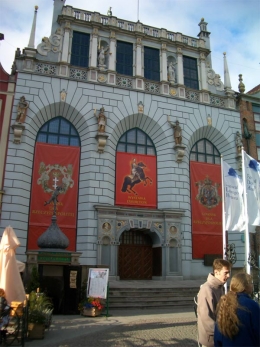 Dwór Artusa; fot. Wikipedia